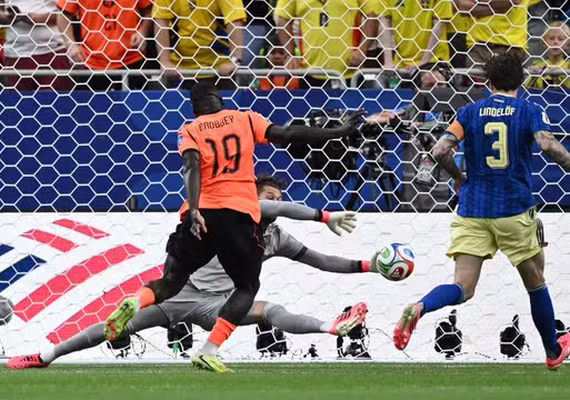 Holanda atropela a Suécia com dois gols de Gakpo e assume a liderança do grupo