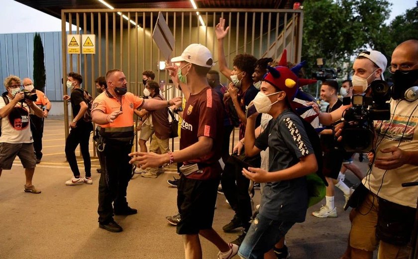 Torcida do Barcelona invade o Camp Nou em protesto e pede permanência de Messi