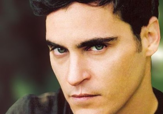 Joaquin Phoenix deve viver o Coringa em filme solo do vilão