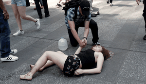 Carro em alta velocidade atinge pedestres na Times Square, em Nova York