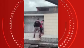 Policial militar agride entregador durante abordagem no Santos Dumont, em Maceió