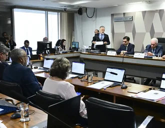 CCJ do Senado aprova PEC que acaba com jornada 6x1