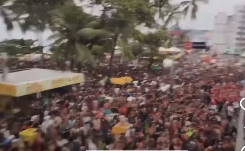 Bloco do PTK arrasta uma multidão na orla de Maceió