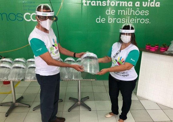 Sistema OCB/AL entrega protetores faciais a cooperativas de Enfermagem