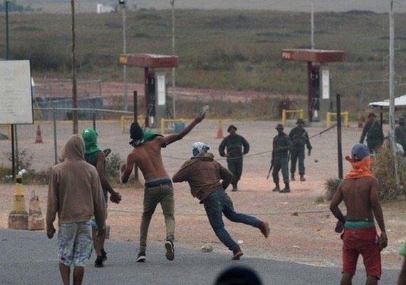 Venezuelanos entram em confronto com militares na fronteira brasileira