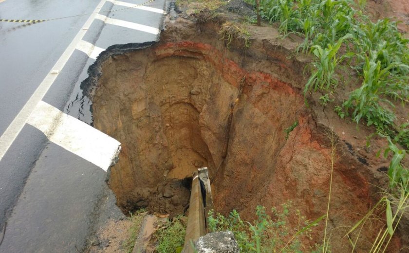 Erosão provoca deslizamento de terra em extremidades de ponte em Branquinha