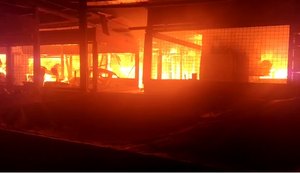 Incêndio atinge entorno do Mercado da Produção e fogo destrói barracas no local