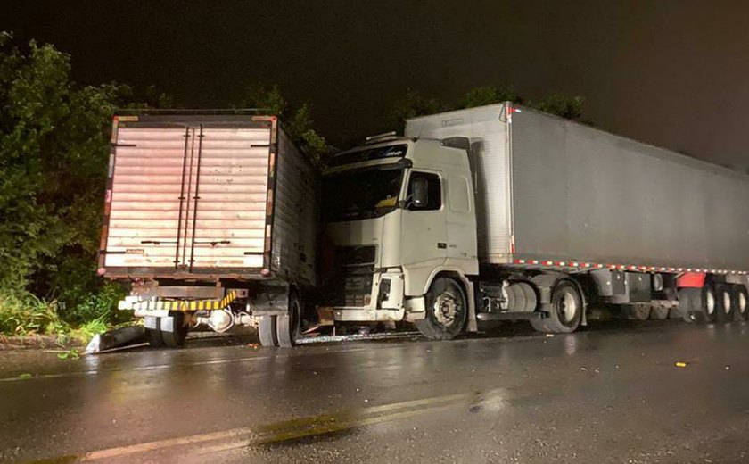 Caminhão e viatura da PM colidem na BR-316, em Santana do Ipanema