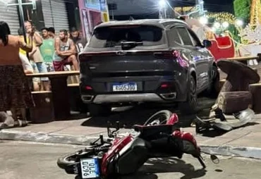 Carro invade calçadão e causa destruição em Feira Grande