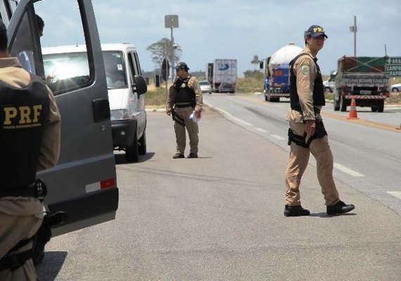 PRF prende condutores de dois veículos com placas clonadas em Alagoas