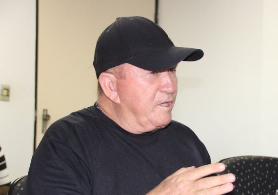 Cantor Amado Batista divulga DVD de 40 anos de carreira em visita a Alagoas