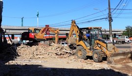 No entorno de novo viaduto, imóveis são demolidos