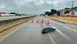 Caminhoneiro morre após descer de veículo e ser atropelado por motocicleta