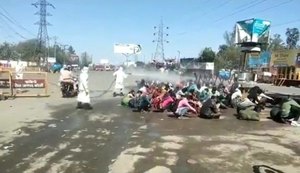 Covid-19: migrantes são pulverizados com desinfetante na Índia