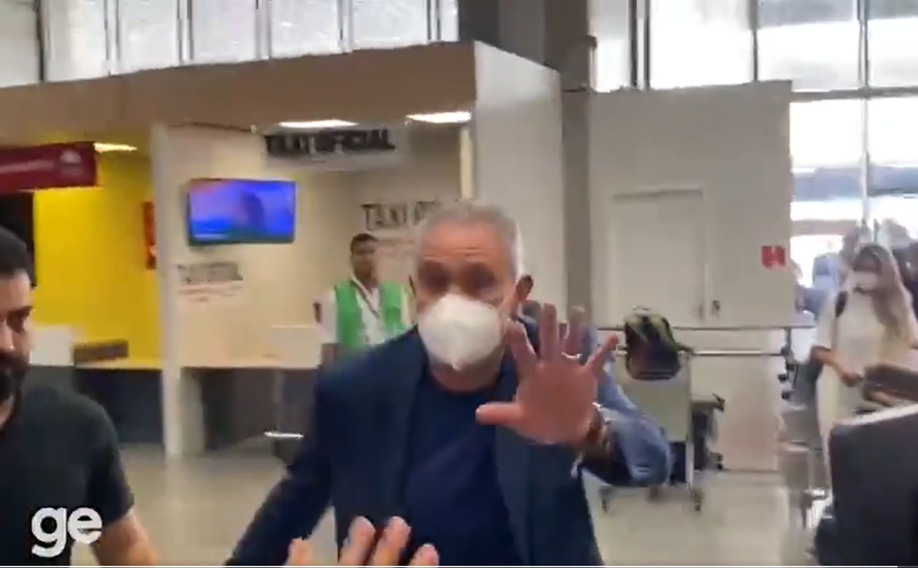 VÍDEO: Tite desembarca no Brasil e torcedores têm reação surpreendente