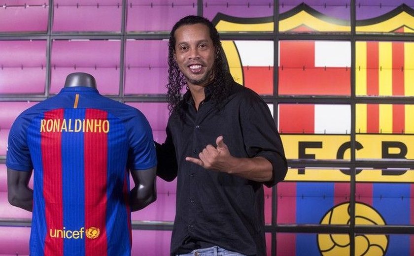 Ronaldinho Gaúcho assina contrato e se torna embaixador do Barcelona