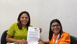 Termo de Fomento destina R$ 20 mil para compra de aparelhos auditivos à Adefal