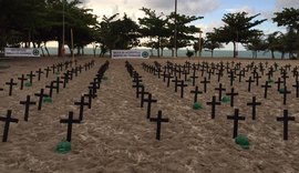 Movimento coloca cruzes na praia de Pajuçara em memória de vítimas de acidente de trabalho