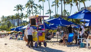 Golpistas se passam por fiscais da SEMSC para extorquir ambulantes na orla de Maceió