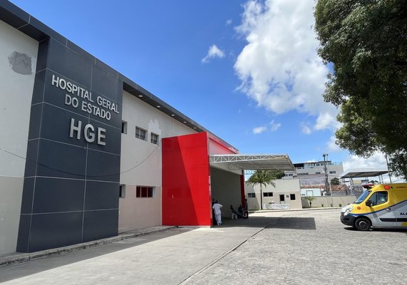 Homem sofre atentado à faca em estacionamento de supermercado na Ponta Verde