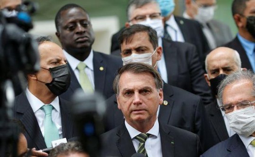 Bolsonaro vai a STF com empresários para pressionar contra medidas dos Estados