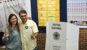 Ao votar no Rio de Janeiro, Flávio Bolsonaro diz que representa a mudança