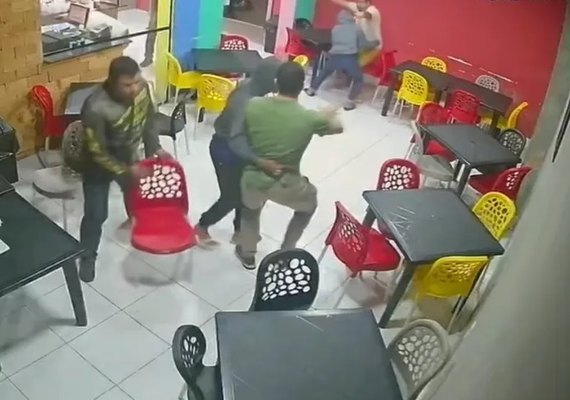 Clientes são rendidos e assaltados por criminosos em hamburgueria no Antares