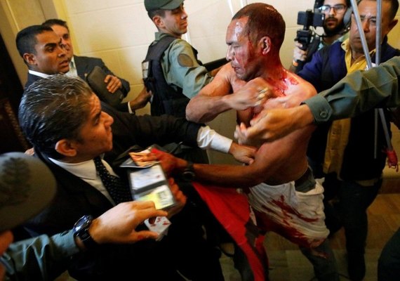 Apoiadores de Nicolas Maduro entram na sede do Parlamento venezuelano
