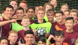 Cantor Justin Bieber joga futebol com estudantes na Inglaterra e surpreende fãs