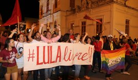 Ato no bairro do Jaraguá, em Maceió, celebra a soltura do ex-presidente Lula