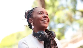 Ativista que quer “calçar o mundo” já distribuiu 60 mil chinelos