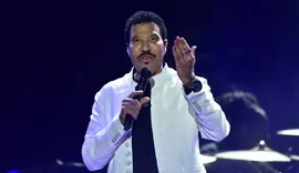 Lionel Richie é hospitalizado após passar mal em show nos EUA