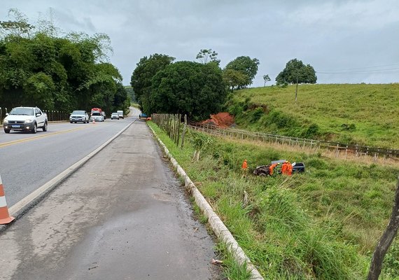 Homem morre após carro sair da pista na BR-104 em Murici