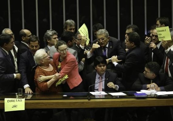 Câmara suspende sessão após protesto da oposição contra ação da PM