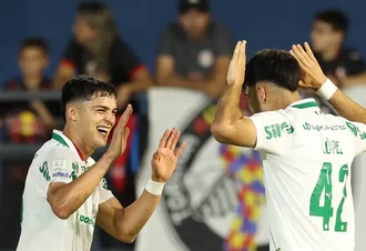 Palmeiras derrota Bragantino para manter liderança no Brasileiro