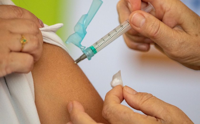 Vacinação contra a Covid-19 precisa ser mantida em dia e ampliada