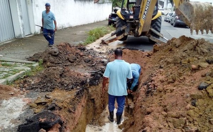 Pinheiro: Casal trabalha na retirada de vazamento de água nesta sexta-feira