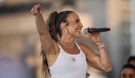 Ivete Sangalo é flagrada de mãos dadas com empresário em praia
