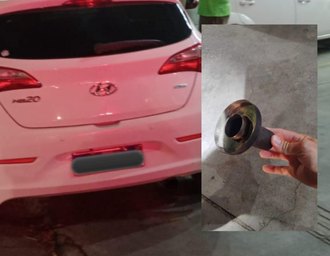 Agentes do DMTT abordam veículo com descarga alterada na Ponta Verde