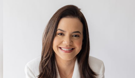 Outubro Rosa: médica reúne pacientes para roda de conversa e aula de yoga