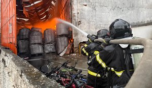 Bombeiros atuam por mais de 12 horas no combate a incêndio de grandes proporções em Maceió