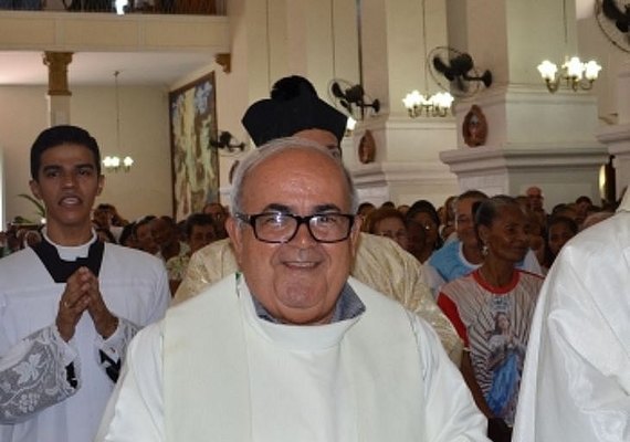 Acometido pela Covid-19, família divulga que Cônego Manoel Henrique é intubado