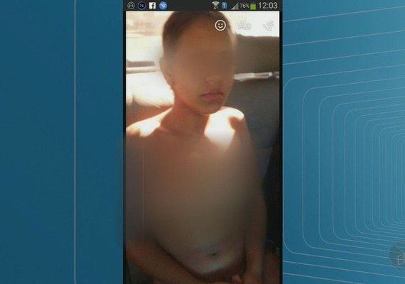 Mulher obriga suposta amante do marido a circular nua e com cabelos raspados