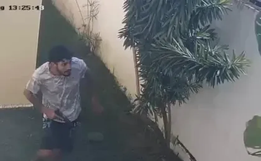 Imagens mostram suspeitos correndo armados após assassinato de jovem em Maceió