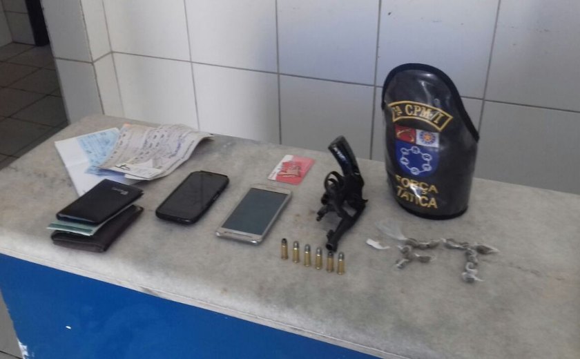 Polícia prende dupla com arma de fogo, drogas e cheque na Praia do Francês
