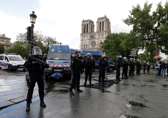 Policial atira em homem perto da catedral de Notre Dame, em Paris