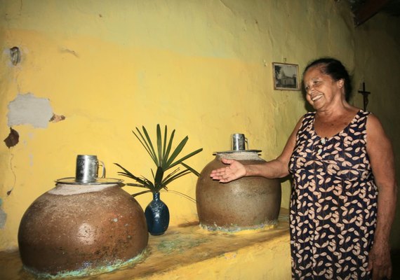Família de agricultores de Arapiraca utiliza jarra para beber água há 120 anos