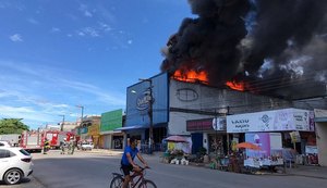 Incêndio atinge loja de descartáveis na Feirinha do Tabuleiro