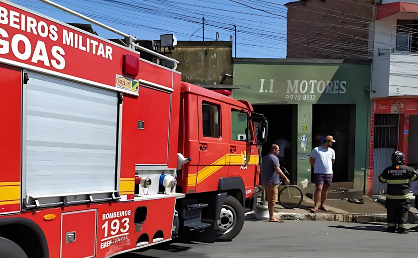 Corpo de Bombeiros socorre homens atropelados por carro e prensados contra parede