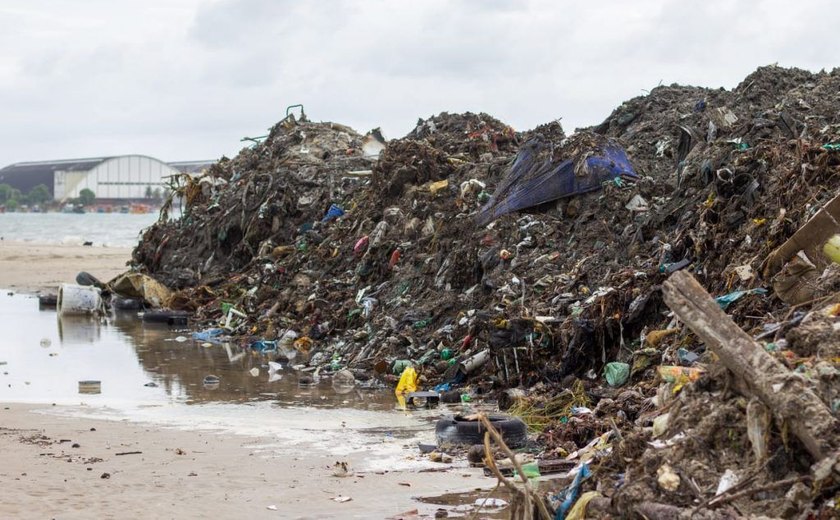 Prefeitura retira 400 toneladas de lixo da Praia da Avenida e do Riacho Salgadinho